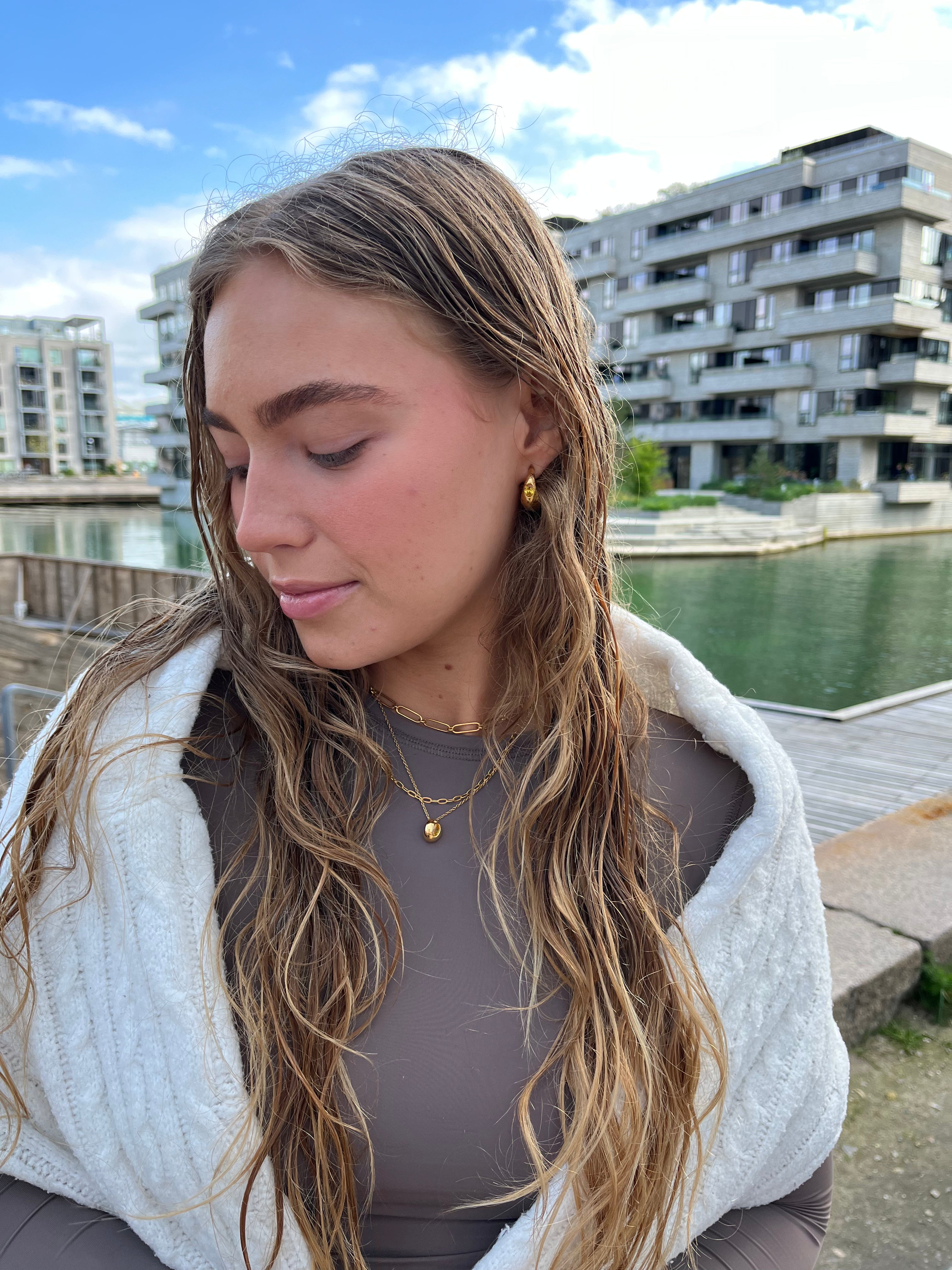 ESSENCE REFLECTION DROP HOOPS - CHAMPAGNE