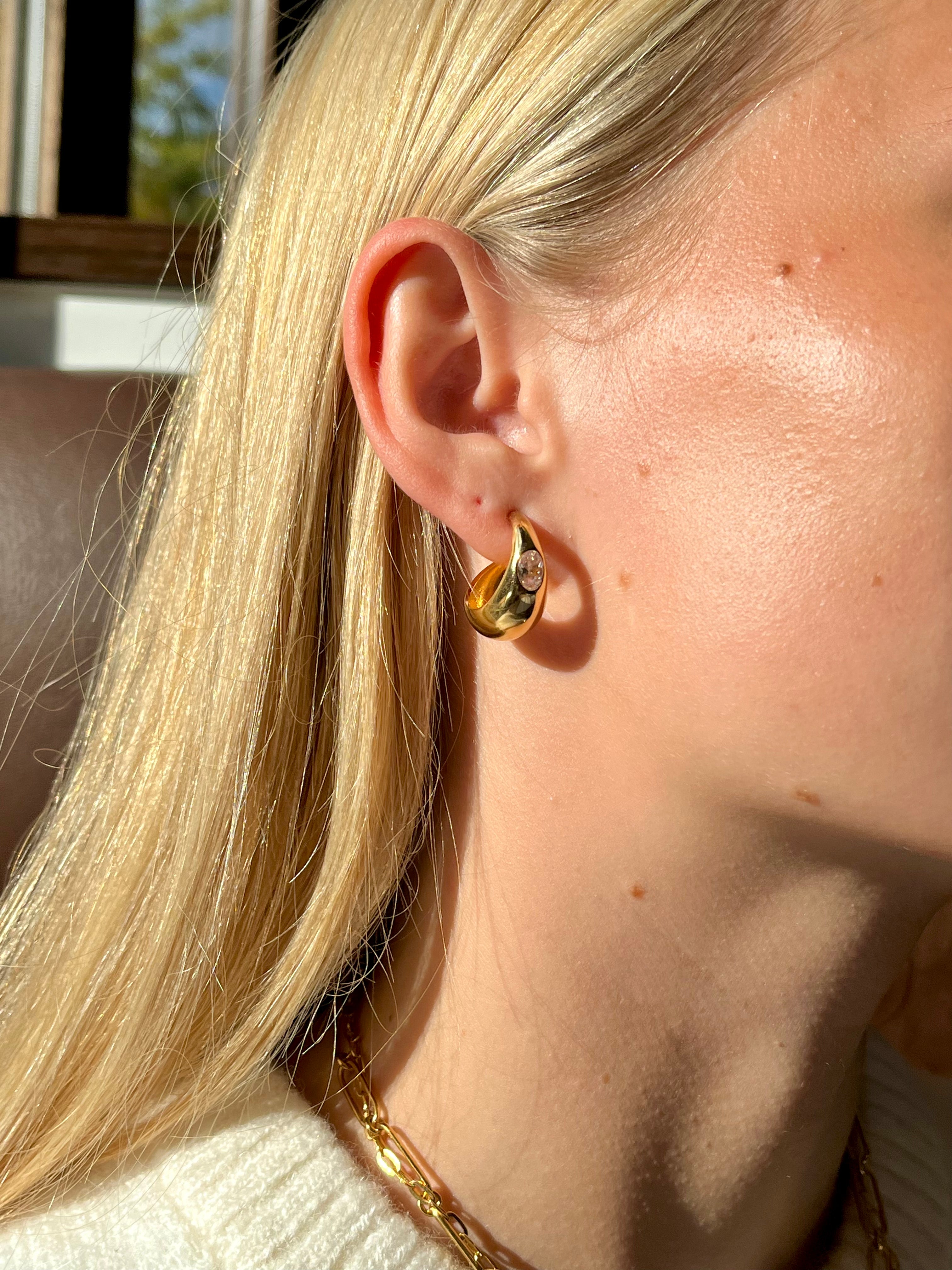 ESSENCE REFLECTION DROP HOOPS - HVID