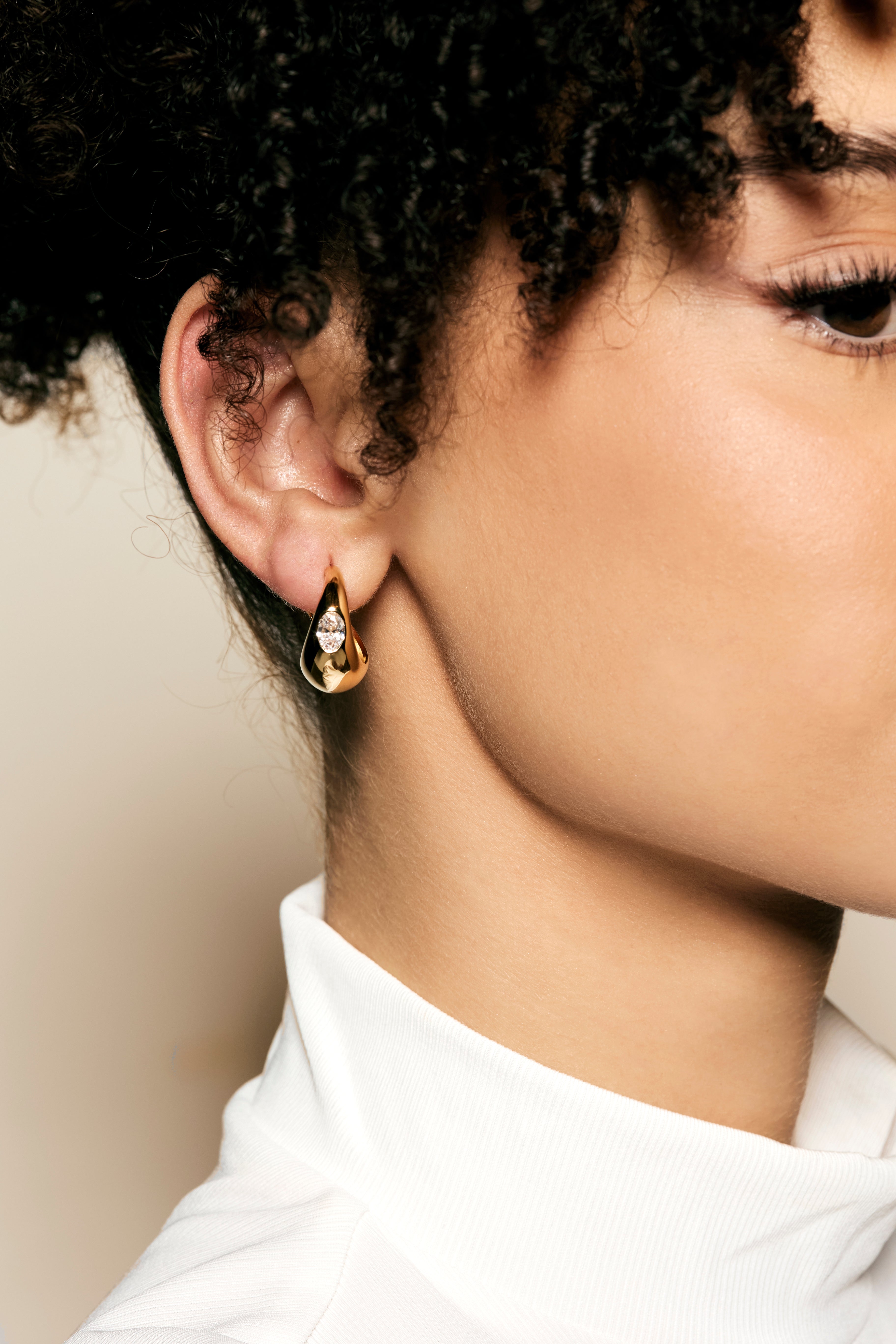 ESSENCE REFLECTION DROP HOOPS - HVID